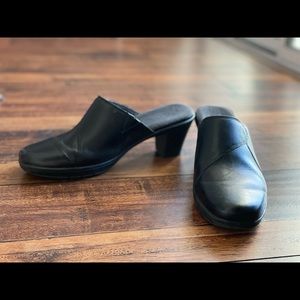 Ex Cond Clarks Bendables Women's Mirabelle Oscar Black Leather Mule Clog Heels 9